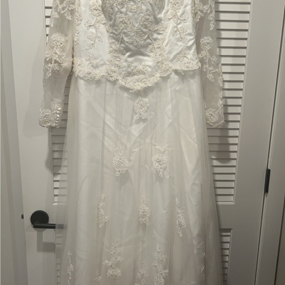 Bridal Originals Wedding Gown Size 20 w/Veil and Undergarments. Never worn. - Picture 10 of 14